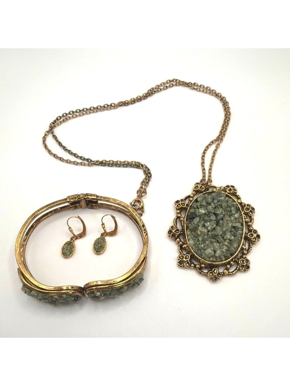 Vintage 1970s Gold-Tone Green Jade Chip Set Pendant Necklace Bracelet Earrings - Picture 5 of 13
